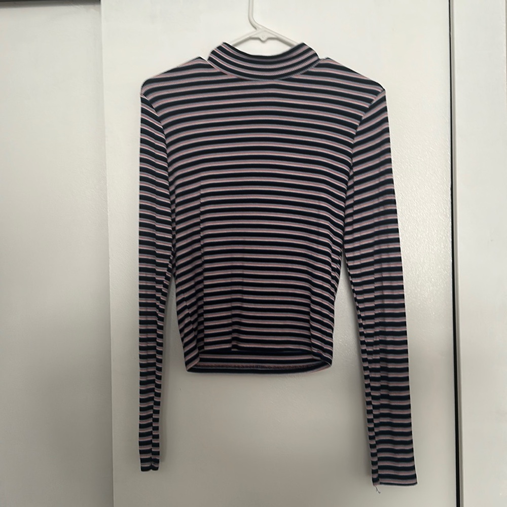 turtleneck long-sleeved striped shirt